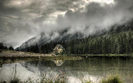 Mist Over The Lake Screensaver